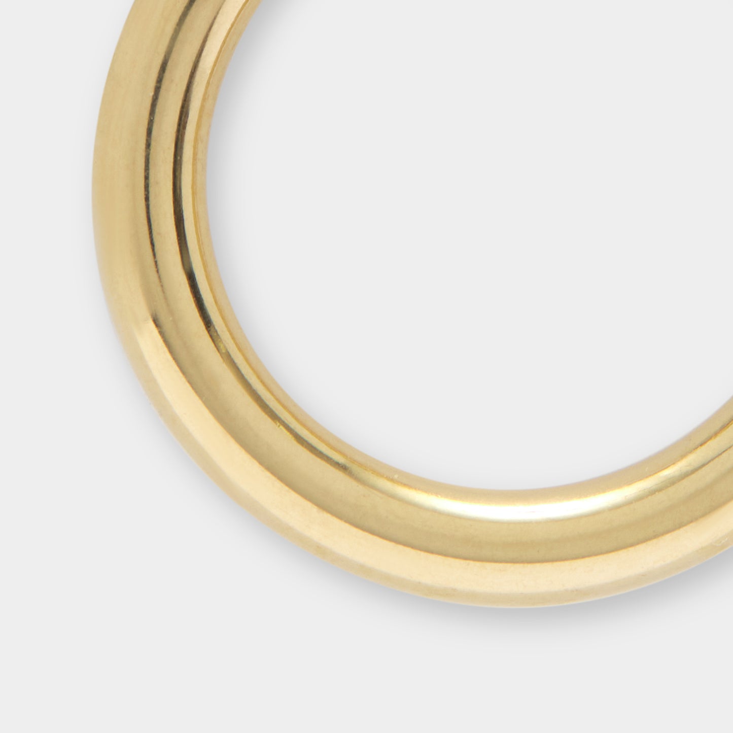 18K 金环 2.1 克,直径 2 厘米