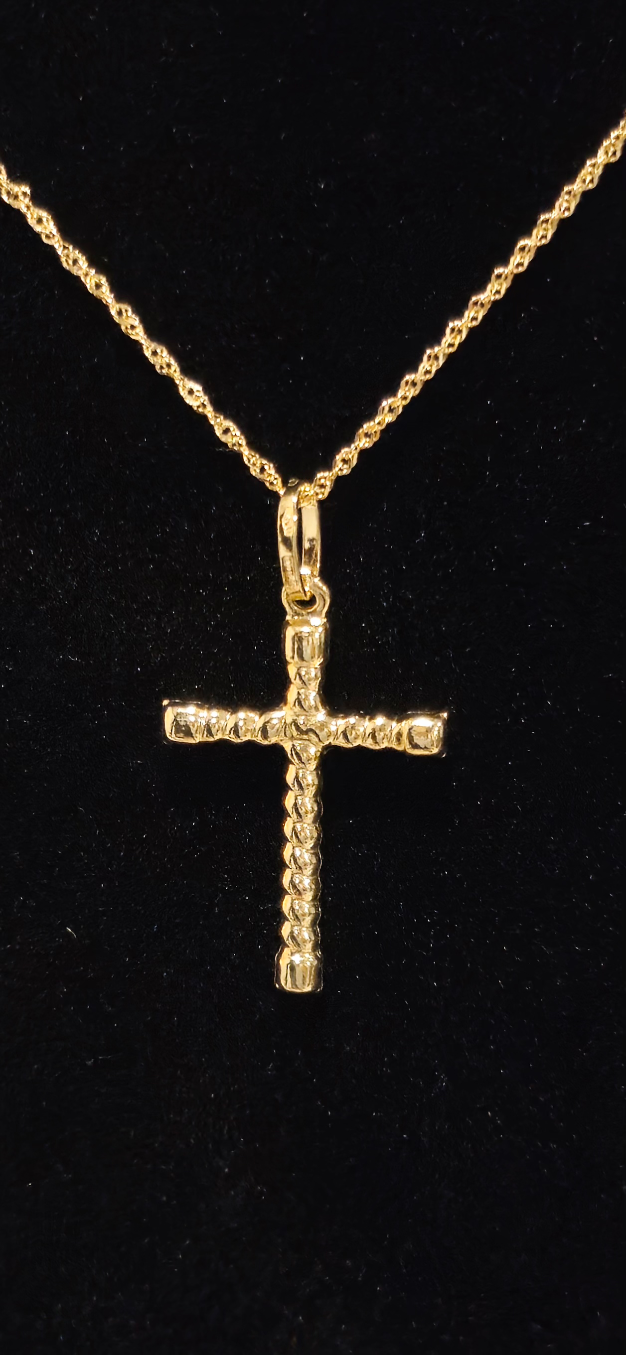 18K Gold Cross/Crucifix 1.1 Gr  Length 2.2 cm Width 1.7 cm