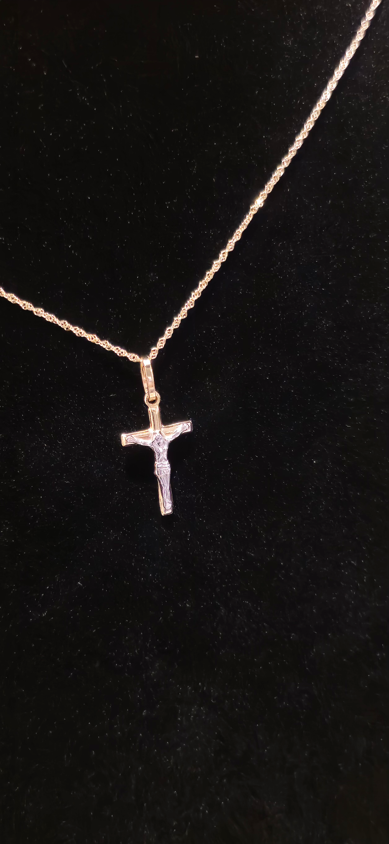 18K Yellow and White Gold Cross/Crucifix 0.9 gr  Length 1.8 cm Width 1.2 cm